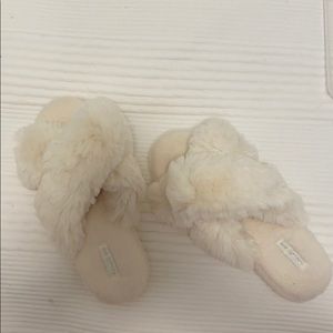 Halluci white faux fur slippers
